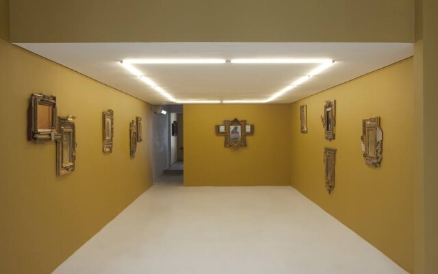 Fernando Laszlo Sala de exposições na galeria Baró.