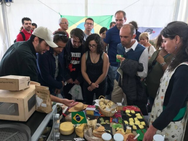 Débora Pereira Em Bra. Stand brasileiro com queijos artesanais na feira do Slow Food na Itália