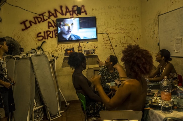 Dado Galdieri/The New York Times Residentes da Casa Nem assistem à novela 'A Força do Querer'