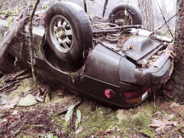 AP Veículo tombado em área de floresta