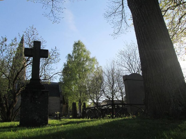 Pixabay Funerária no Japão monta modelo "drive-thru", em que pessoas podem se despedir no carro sem sair do carro.