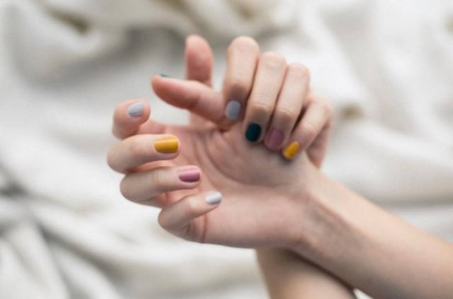 Instagram/@troudelapin A marca de esmaltes sul-coreana é boa fonte de inspiração para as misturas de cores