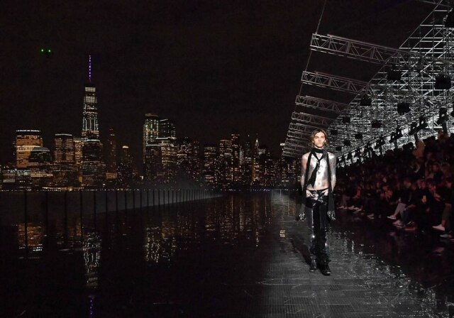 Angela Weiss/AFP Photo Numa passarela de mármore emoldurada pelo skyline de Nova York, Anthony Vaccarello fez seu primeiro desfile masculino para a Saint Laurent