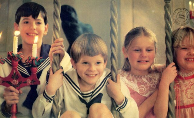 Fanny & Alexander/ Versátil Filmes Entre o luxo e a austeridade, um dos momentos mais felizes de 'Fanny & Alexander', laureada com diversos Oscar em 1984, entre eles o de Melhor Figurino, obra de Marik Vos