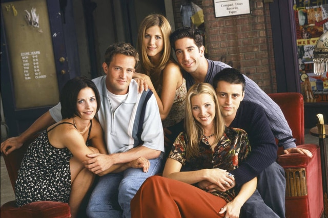 Warner Criadora de 'Friends' assume erro por falta de diversidade na série e doa US$ 4 milhões para Departamento de Estudos Afro-Americanos da Brandeis University.