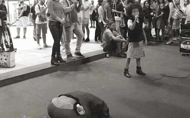 Instagram / @vitoriadedeus Homem se ajoelha diante da mini-pastora durante oração na Avenida Paulista.