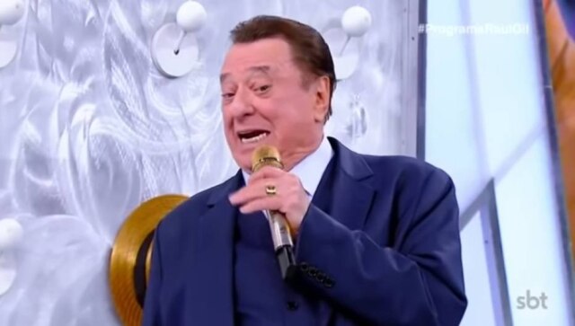 Reprodução de 'Programa Raul Gil' (2018) / SBT | YouTube / @Raul Gil Nascido em 27 de janeiro de 1938, o apresentador chegou aos 80 anos em 2018 e segue apresentando semanalmente o 'Programa Raul Gil' no SBT.