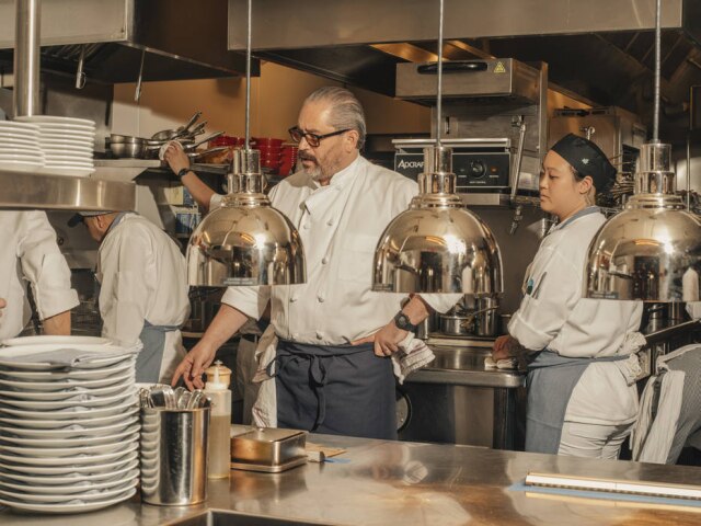 Cole Wilson/NYT O chef Riad Nasr supervisiona a cozinha do Frenchette.