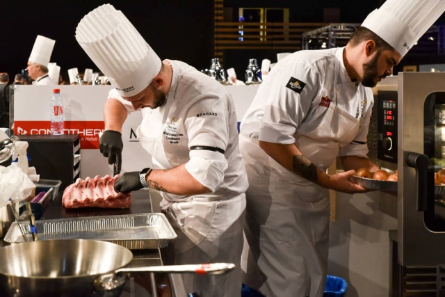 Vincent Poillet/Apex-Brasil O time brasileiro no Bocuse d'Or 2019: o chef Luiz Filipe Souza e o cumim Vinicius Pires.