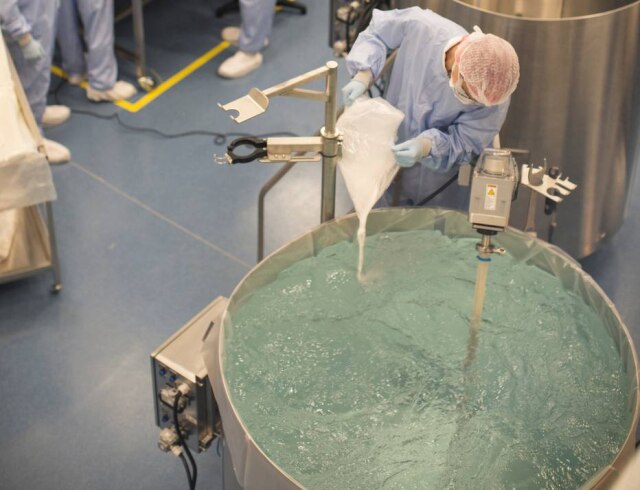 Libbs/Divulgação Parte do processo de produção de medicamentos biossimilares na Biotec.
