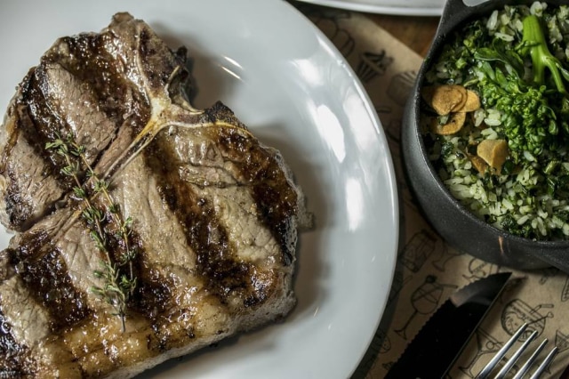 Alt Tasty Na casa carioca do chef Henrique Fogaça, o foco são as carnes assadas na parrilla