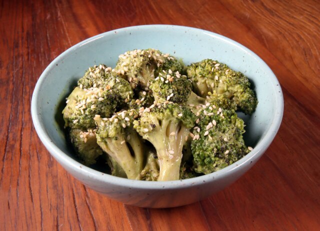 Brócolis grelhados na churrasqueira, que dá sabor e ponto ao vegetal, com molho deusa verde e gergelim branco 