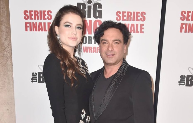 Alberto E. Rodriguez / Getty Images / AFP Johnny Galecki e sua namorada, Alaina Meyer.