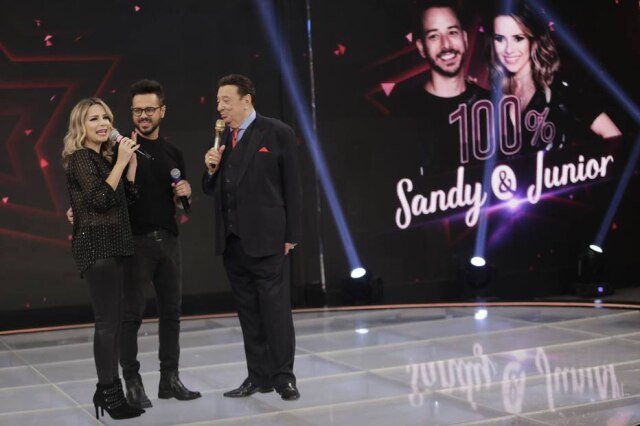 Rodrigo Belentani / SBT / Divulgação Raul Gil recebe uma dupla cover de Sandy e Junior no quadro '100% Sandy e Junior'