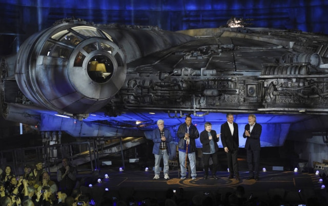 Chris Pizzello/Invision/AP George Lucas, Billy Dee Williams, Mark Hamill, Bob Iger e Harrison Ford na inauguração da atração temática de 'Star Wars' no parque da Disney na Califórnia.