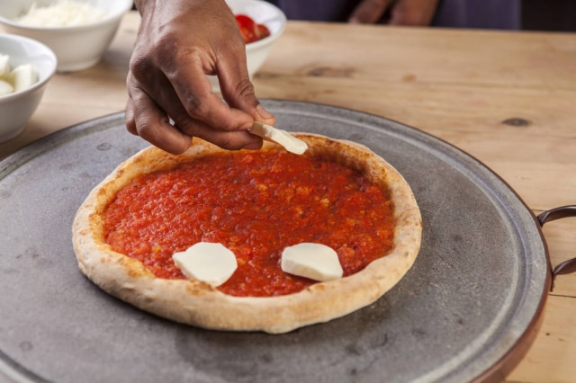 Não faça camadas, distribua bem os ingredientes da cobertura da pizza.