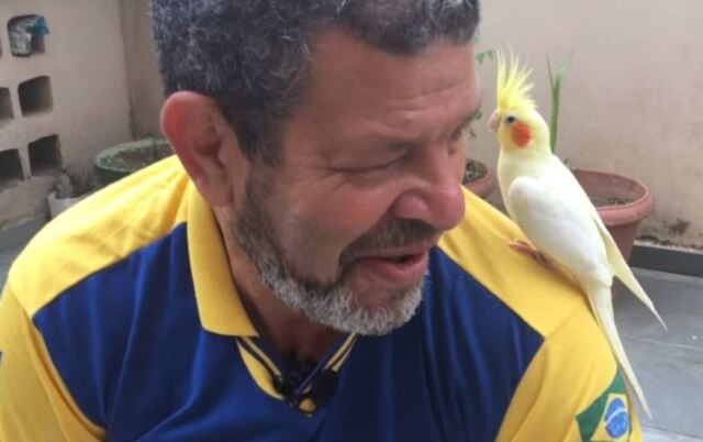 Divulgação/Correios O carteiro Nelson e Sofia, sua calopsita.