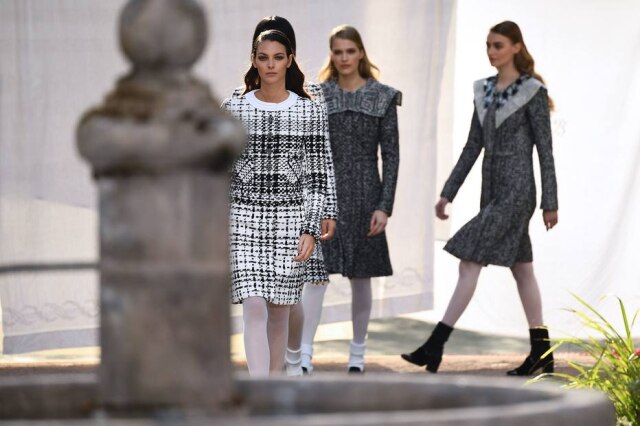 Christophe Archambault / AFP Modelos durante o desfile da Chanel na Semana de Moda de Paris