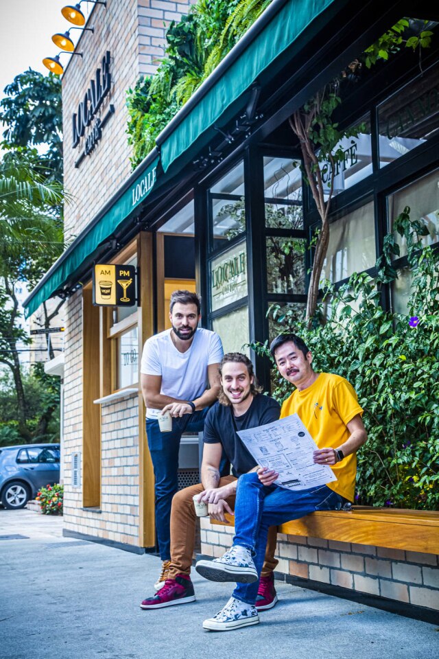 Marinho Os sócios do novo Locale Caffé, Gabriel e Nicholas Fullen e Sandro Myasaki, no Itaim Bibi