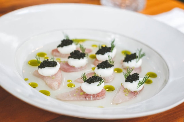 Gustavo Steffen Crudo de peixe com água de tomate, azeite de manjericão, creme azedo, ovas e dill do restaurante Ema