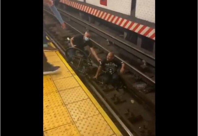Reprodução Twitter / @SubwayCreatures Homem salta nos trilhos do metrô de Nova York para salvar cadeirante
