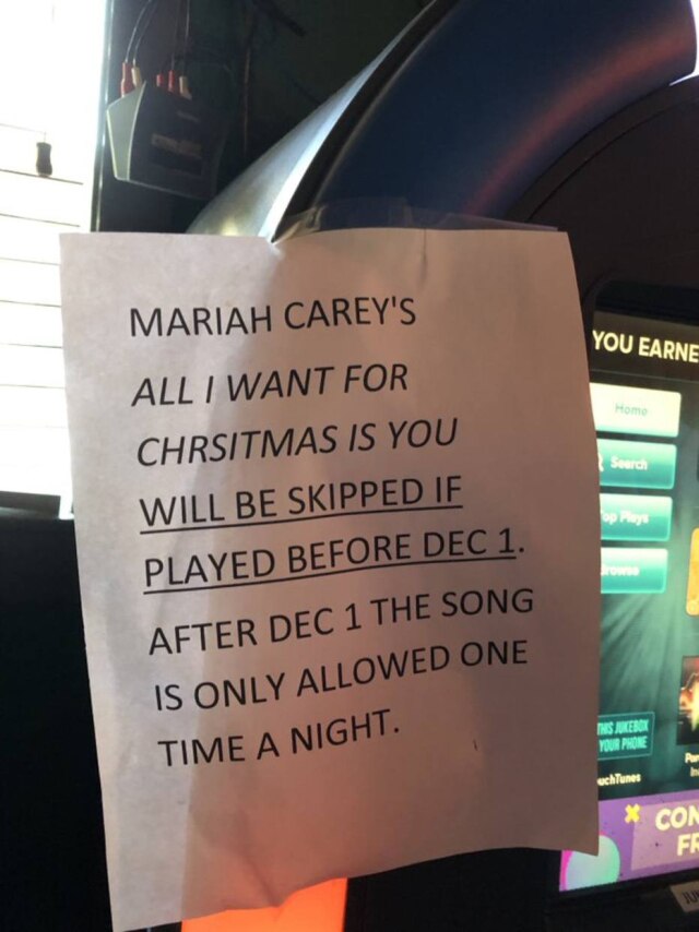 Twitter/@Kyle Smith Estabelecimento no Texas, nos EUA, proíbe música de Mariah Carey, 'All I Want for Christmas Is You', antes de dezembro