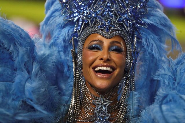 REUTERS/Pilar Olivares A apresentadora Sabrina Sato durante desfile da escola de samba Unidos de Vila Isabel, no Rio de Janeiro, na madrugada do dia 24 de abril de 2022.