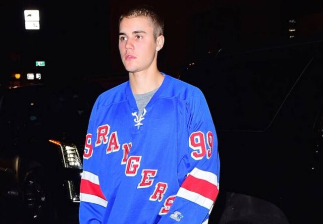 Bang Showbiz Fã de esportes, Bieber aparece na foto com uniforme do New York Rangers, time de hóquei no gelo