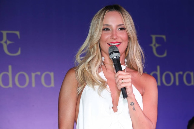 Manuella Scarpa/ Eudora/ Divulgação Claudia Leitte assina o batom Lip Deluxe na cor Rouge Carnaval, da Eudora