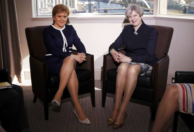 Reuters / Russell Cheyne Theresa May e Nicole Sturgeon