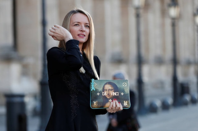 REUTERS/Gonzalo Fuentes Delphine Arnault, da LVMH, com um modelo de bolsa da parceria.