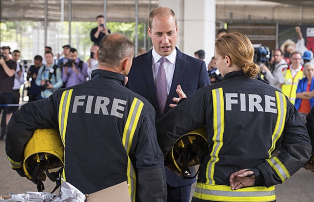 Dominic Lipinski/Pool Photo via AP Príncipe William com bombeiros durante visita ao abrigo temporário destinado aos moradores que ficaram sem teto após o incêndio na Grenfell Tower.