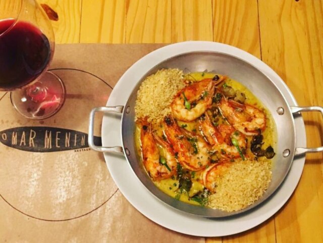 Leonardo Gonçalves|Acervo Pessoal Camarões com molho à base de dendê e coco, farofa de maracujá e arroz de castanhas do restaurante O Mar Menino, de Fortaleza