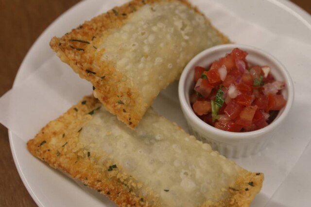 Nilton Fukuda|Estadão Crocante. Pastel de verdura e queijo Canastra