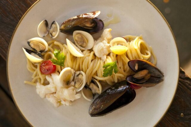 Johnny Mazzilli Massa longa fatiada nas cordas do violão com frutos do mar, servida na Osteria del Pettirosso