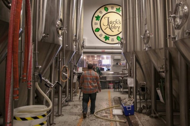 Jack's Abbys Jack's Abbys. A cervejaria nos arredores de Boston era referência para o trabalho da Avós de Junior