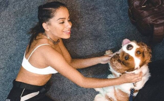 Instagram / @anitta Anitta ao lado de seu cão.