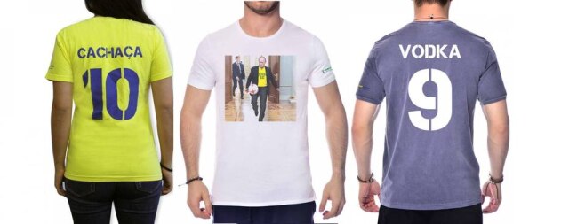 Divulgação Sergio K. As outras peças da Seleção Sergio K. trazem números acompanhados de nomes de bebidas e o presidente Putin fazendo embaixadinhas com uma camisa da seleção brasileira
