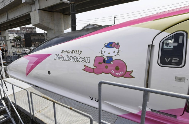 Detalhes do trem, que conta com adesivos da Hello Kitty. 