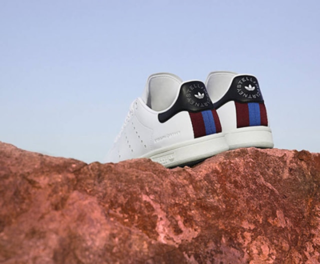 Divulgação/Adidas A nova versão conta com listras em vinho e azul