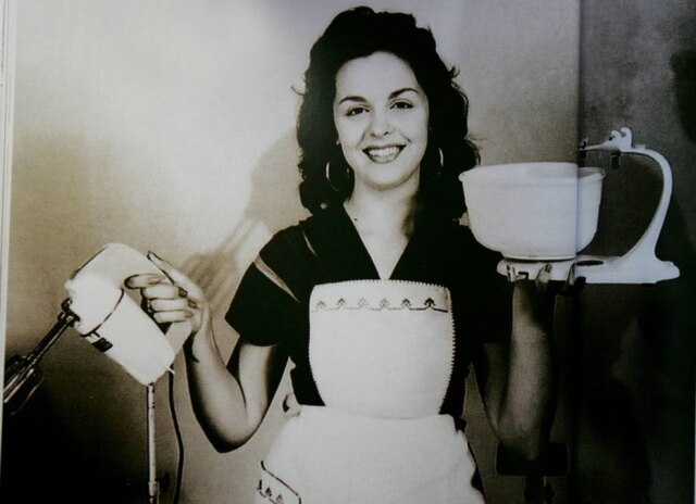 Arquivo / Estadão Idalina de Oliveira atuando como garota-propaganda na década de 1950.