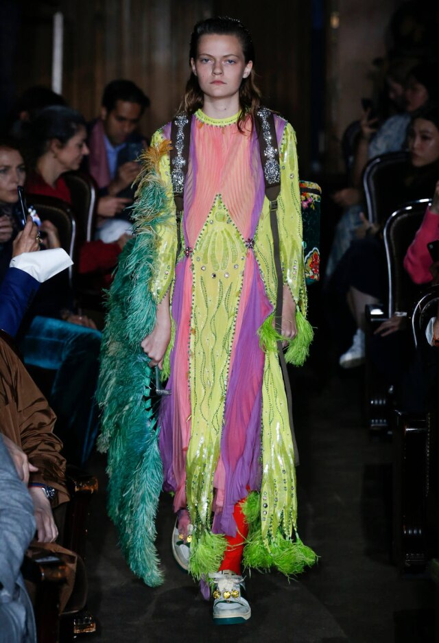 Cortesia Gucci Um dos vestidos a la Janis Joplin desfilados na apresentação do verão 2019 da Gucci