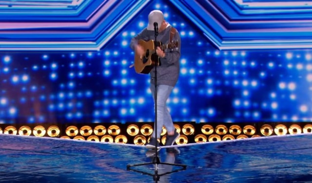 YouTube / @The X Factor UK Momento em que Tommy Ludford cai do palco no 'The X Factor UK'.