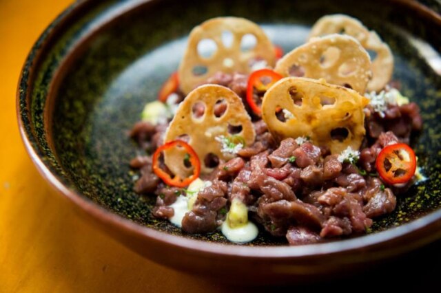 Tiago Queiroz Viet tartare. Carne crua em cubos grandes com chips de raiz de lótus