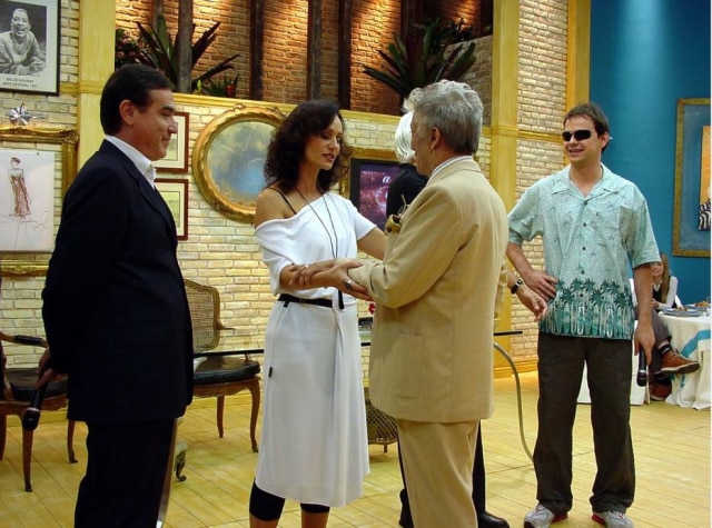 RedeTV! / Divulgação Clodovil recebendo convidados como Amaury Jr. e o humorista Carioca, do 'Pânico', no 'A Casa É Sua'.