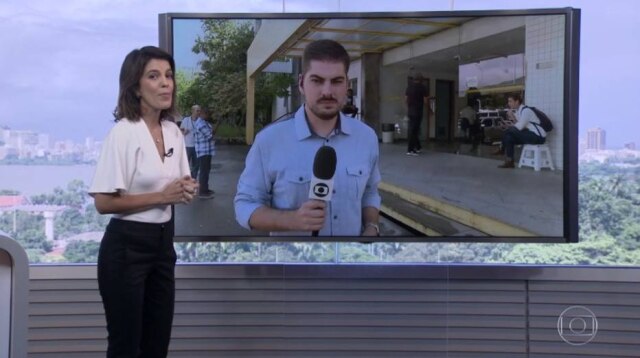 Reprodução de 'RJ1' (2019) / Globo Mariana Gross momentos antes de ter a costura de sua calça ajustada no 'RJ1'.