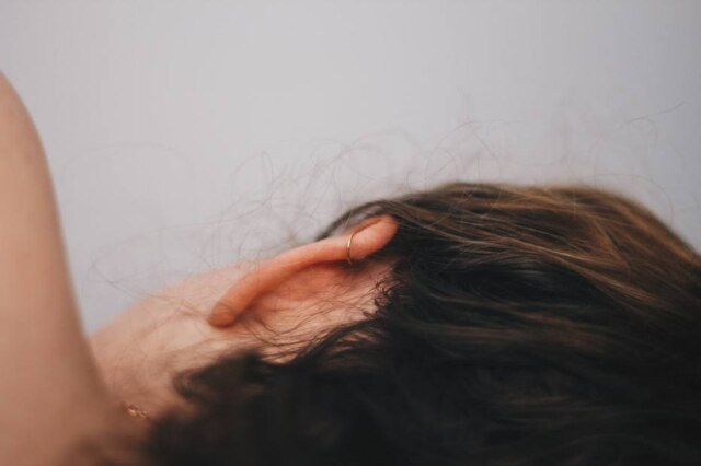 Unsplash/@hayespotter O procedimento é feito pela parte de trás da orelha, então as cicatrizes são praticamente imperceptíveis.