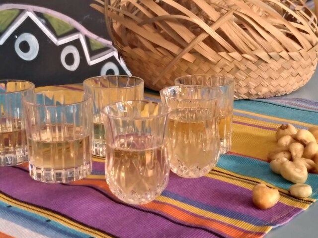 Divulgação Quentão de pisco e milho peruano.