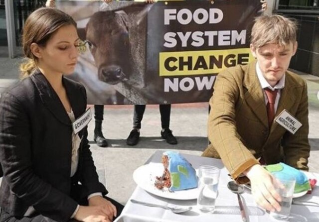 Instagram/animaljusticeproject No Reino Unido, ativistas protestam para que governo transite para um sistema alimentar vegetal.