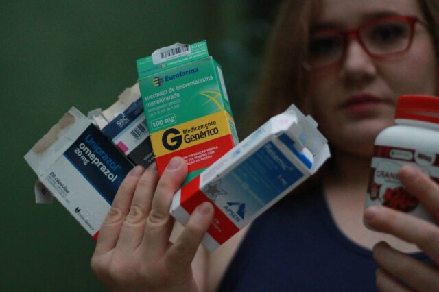 Caio Nascimento / Estadão Elaine leva em mãos os medicamentos que toma diariamente. Dentre eles, está o Desvenlafaxina Monoidratado, voltado para o tratamento do Transtorno Depressivo Maior (TDM).